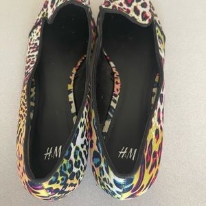 Used H & M cloth print, flat sole with no wear and tear.
